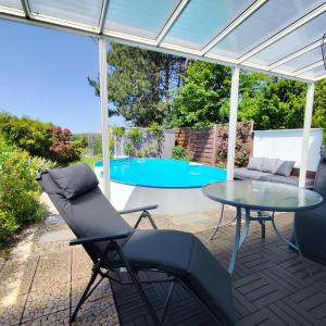 Ferienhaus mit Sommerpool, Terrasse und Glashaus