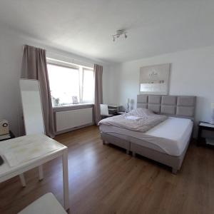 private rooms, free parking, luxury city villa close to the center
