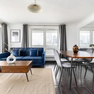21st Floor Canary Wharf Gem with Private Balcony