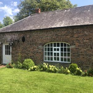 Wells House & Gardens Self Catering 2 Bedrooms & Sofa Bed Sleep 6