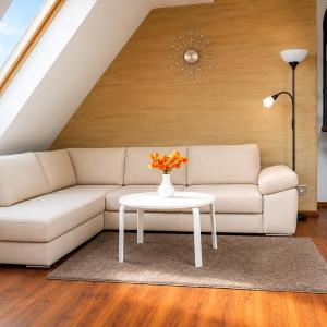 Dwupoziomowy apartament z garażem i ochroną, obok przystanku, zielony i spokojny dla rodzin