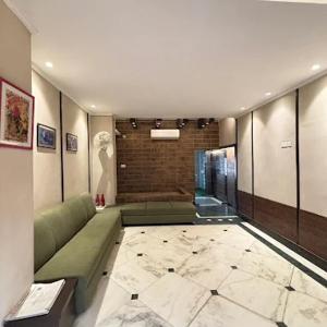Status Business Hotel - Naveen Market