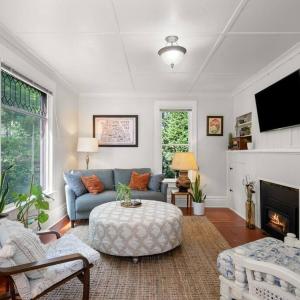 Chic Vintage Vibes Stylish Stay Near It All