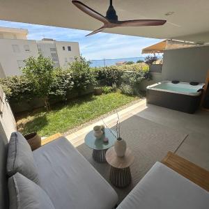 Žnjan beachfront luxury beautiful new apartment with garden jacuzzi and sauna