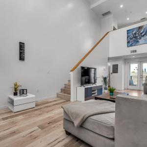 Spacious One-Bedroom Loft With Dining Area & Gated Parking
