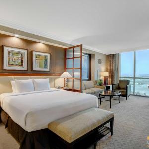 Deluxe Spa 24th floor Signature Studio with Mountain View