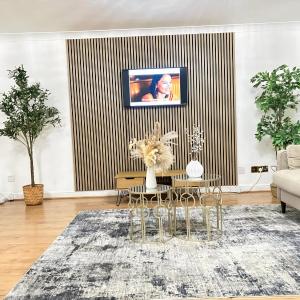 Sleeps8-KingBeds-SofaBed-Garden-AirCon-FreeParking