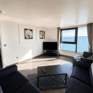 Ocean Park Apartments - Oceanfront - Free Parking and Fast WiFi