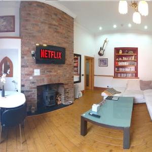 FREE DOG STAY - LARGE APARTMENT - FREE PUBLIC PARKING BEDROOM TV, WALK in SHOWER - FULL Kitchen - NETFLIX - Super Fast WiFi - DVD's-Welcome Tray - No Deposits - Just Meters from Gavin n Stacey Film House