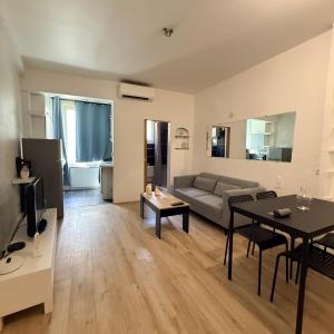 Lovely 3 rooms Nice riquier next to Port with AC!