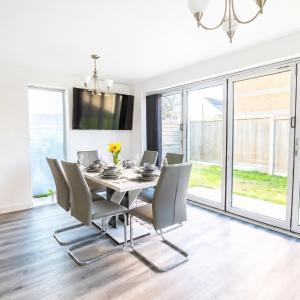 Lux Deluxe - 4 bedrooms Villa - 6 beds - 10 Guests - Private Parking - Contractors Welcome - Trafford Stretford