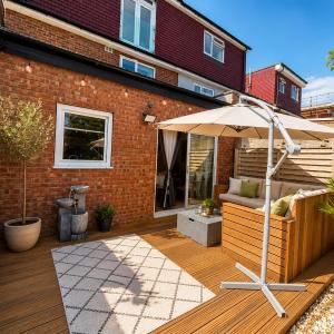 Modern 2 Bedroom Gem With Private Garden