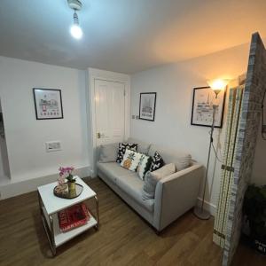 Comfortable 2-Bed Flat with Private Bathrooms-SE5