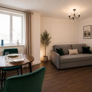 Cozy Two Bedroom at Chelsea Cloisters Hotel
