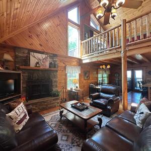 5 BDR for 20 with Hot Tub Pool Table & Lake View