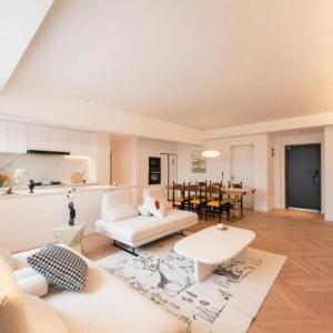4 Bedroom Apartment with Bund View