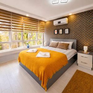 Hadrian Modern Amber Apartment in Prime Old Town Location