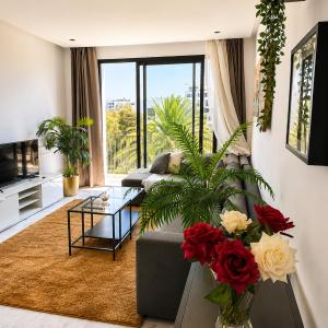 B-Living Oasis - Sunny 1BR, Palm Views, Balcony