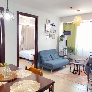 2BR Condotel in Ridgewood near NAIA Terminal 3, BGC and Venice with Pool, WIFI and Netflix