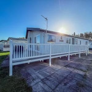 Beautiful Lodge With Decking In Hunstanton At Manor Park Ref 23195K