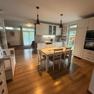 Harmony Haven - Spacious 4BR House with Free Parking