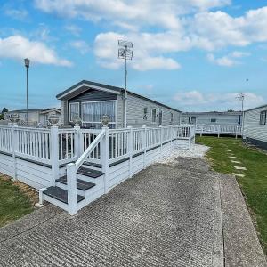 Modern 6 Berth Caravan With Wifi At St Osyth Beach In Essex Ref 28008Pm