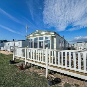 Modern Caravan With Wifi At St Osyth Beach Holiday Park In Essex Ref 28010Kv