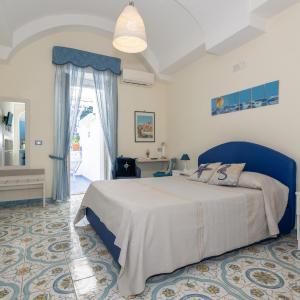 Libeccio - flat with terrace and sea view, perfect for up to 3 guests