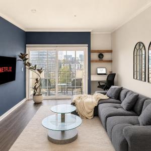 Bright & Spacious in Iconic LA Neighborhood Free parking - 10mins to Cedars