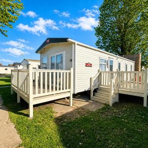 8 Berth Caravan For Hire Near Clacton-On-Sea In Essex Ref 26281E