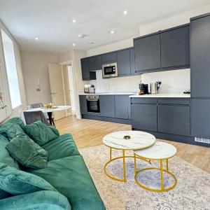 Stylish City Centre Flat - Walk to Trinity & Station