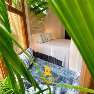 Yellow House Hostel B&B