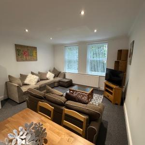 No 4 AT SANDRINGHAM - LARGE 2 BED NEAR SEFTON PARK