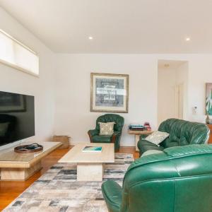 3BR Home 2 min walk to beach, with parking, AC, Wi-Fi