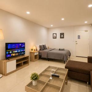 High-Rise 2BR 2Bath Near BTS Family Stay