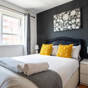 Lord Street Apartment with Free Parking & WiFi- Salford Uni, Victoria Station, AO Arena