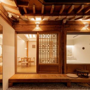 Luxury Hanok Mirror Courtyard