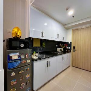 One bedroom condo with balcony facing pool 5 minutes walking distance at Mall of Asia