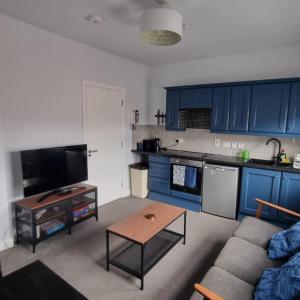 1BD City Pad Shop & Stroll