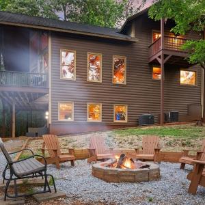 Deluxe Cabin For Groups Near Helen w Hot Tub