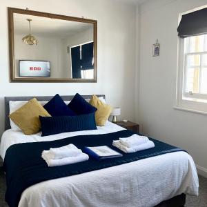 SEAFRONT SANCTUARY Beautiful Art Deco Apartment with Stunning City & Sea Views