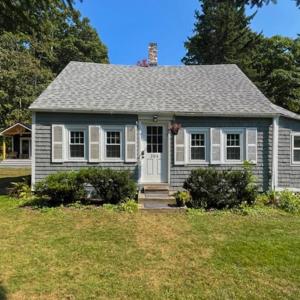 Charming Boothbay Harbor cottage with partial AC, full kitchen, and sun room