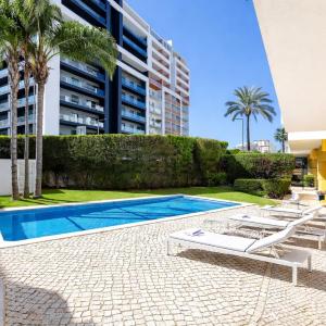 Casa Sol WIFI, AC, Pool, Private Parking Available at Extra Cost Near Praia da Rocha Beach
