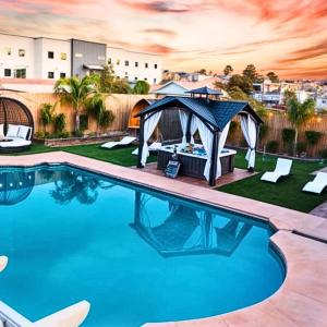 Buddha Mansion Compound - Pickle Ball - Basket ball - Pool - Hot Tub - Sauna Game Room and much more