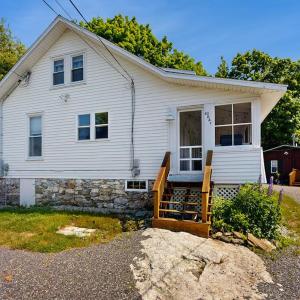 Coastal charmer with screened-in porch, grill, & AC