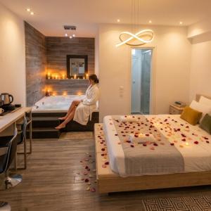 Grand Jacuzzi suite and 6 guests Family Apartment 180m metro near Acropolis