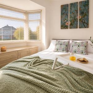 Modern 4-Bed House, Free Parking & WiFi in Swinton
