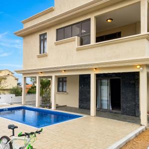 Apartment with Private Pool in Flic en Flac - 250 m²