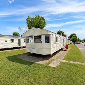 Cosy 8 Berth Caravan At Highfield Grange Holiday Park In Essex Ref 26724Wr