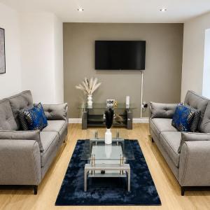 2 Beds Free Secure car Or Van Park w WiFi-Netflix No Hidden Deposits